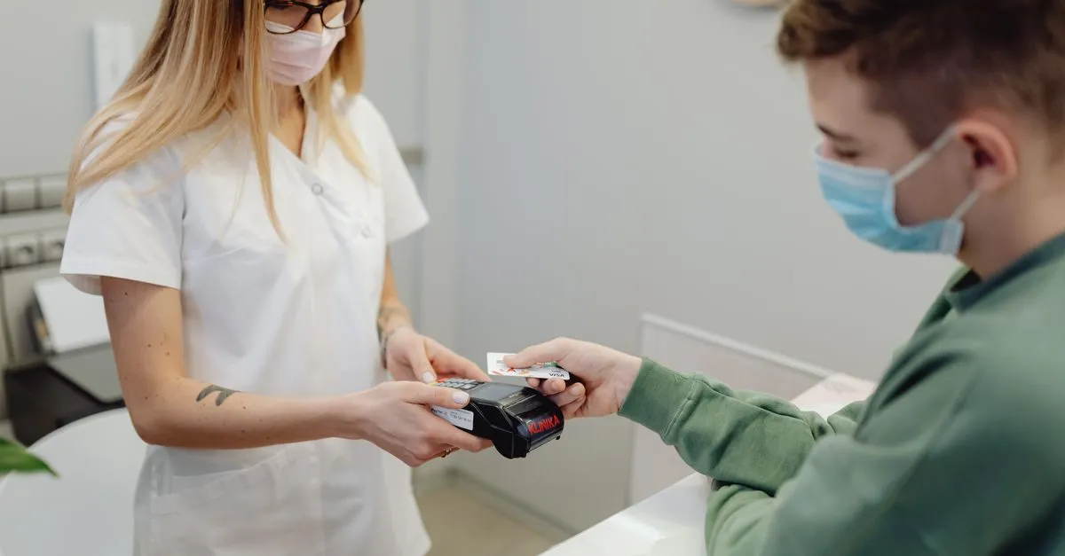 Cartão de crédito em mãos, representando acesso a linhas de crédito para clínicas e profissionais da saúde.