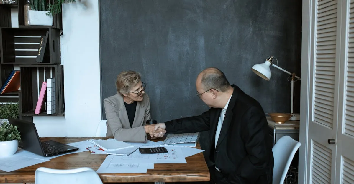 Consultor financeiro apresenta opções de refinanciamento imobiliário a casal, transmitindo confiança e clareza.