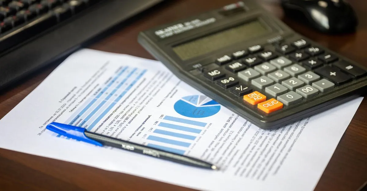 Lupa destaca termos importantes mostrando no contrato de empréstimo o que verificar com atenção.