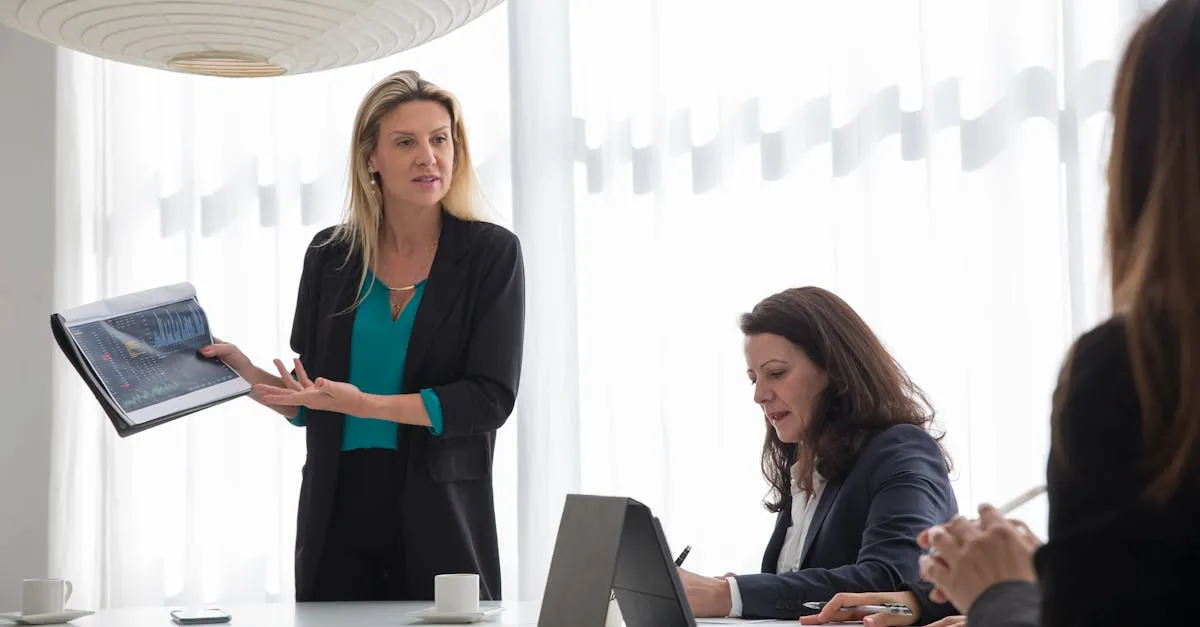 Profissionais B2B em conversa produtiva, impulsionando o storytelling na maior convenção farmacêutica e vendas.