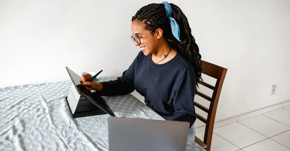 Pessoas utilizando tecnologia para serviços e renda, ilustrando a inflação era digital tecnologia no mercado de trabalho.