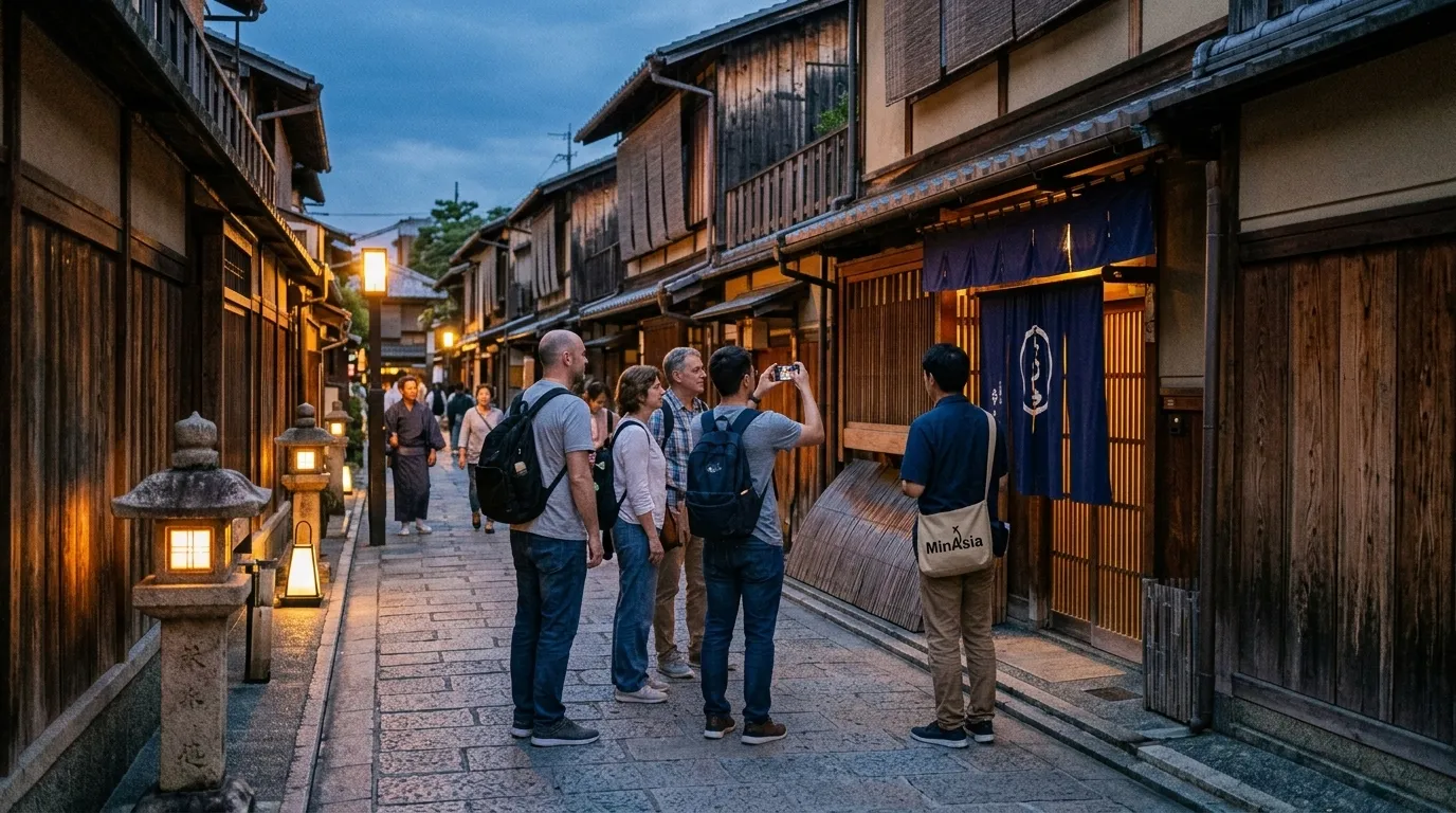 Grupo conhecendo ruas tradicionais de Kyoto no pacote japao completo.