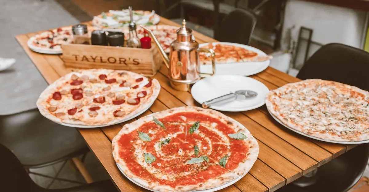 Confraternização com pizzas artesanais assadas na hora, superando o tradicional rodízio de pizza São Carlos.