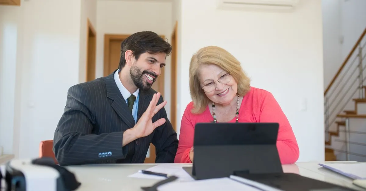 Consultoria financeira explicando regras do home equity com imóvel de coproprietários.