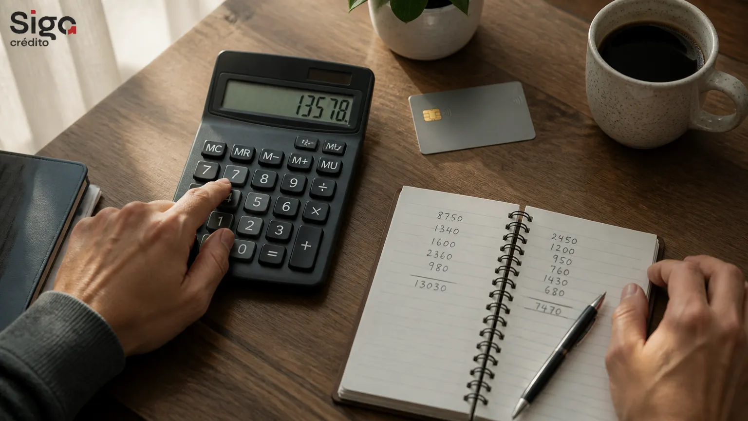 Calculadora e anotações calculando impacto dos juros de cartão de crédito no orçamento.