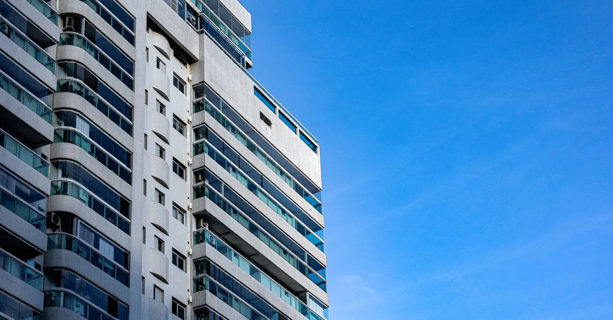 Obras e manutenção viabilizadas por empréstimo para condomínio com inadimplência.