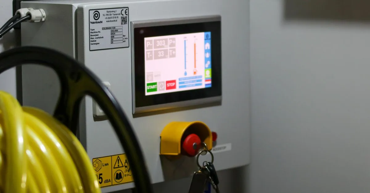 Equipamento de guilhotina semi automatica em linha de producao de impressao digital.