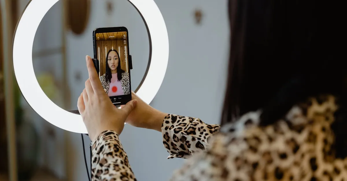 Como marcas brasileiras estão aproveitando as tendências do TikTok para aumentar vendas em 2026? Colagem de estratégias de marketing digital com foco em Meta Ads e Google Ads.