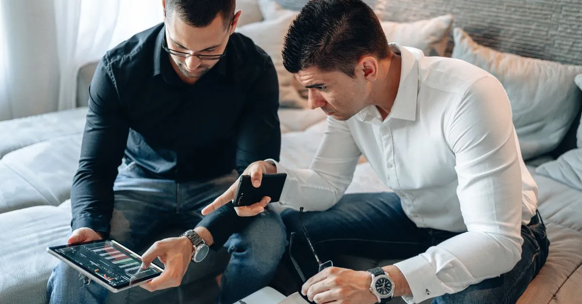 Casal analisa vantagens do crédito com garantia ou empréstimo pessoal no tablet para planejar finanças da família.