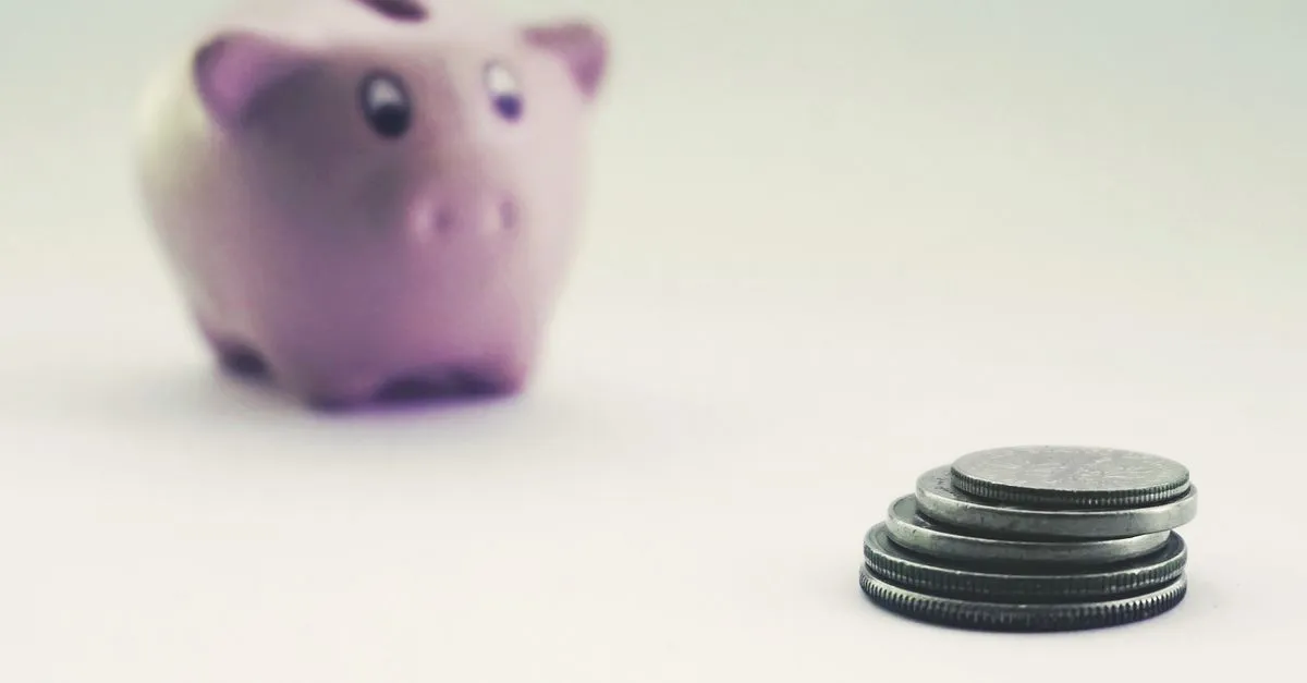 Ferramentas financeiras como cofrinho e calculadora, simbolizando gestão inteligente para obras e empréstimo para condomínio.