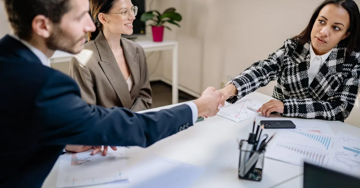 Contrato de empréstimo aprovado ao lado de gráficos de score baixo em ambiente de trabalho