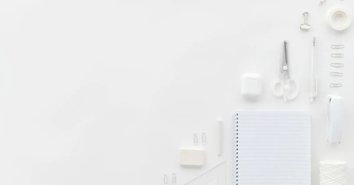 Papelada e documentos para refinanciamento de caminhão organizados sobre mesa de escritório