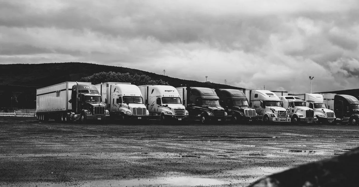 Frota de caminhões em movimento simboliza crescimento após refinanciamento de caminhão para transportadoras.