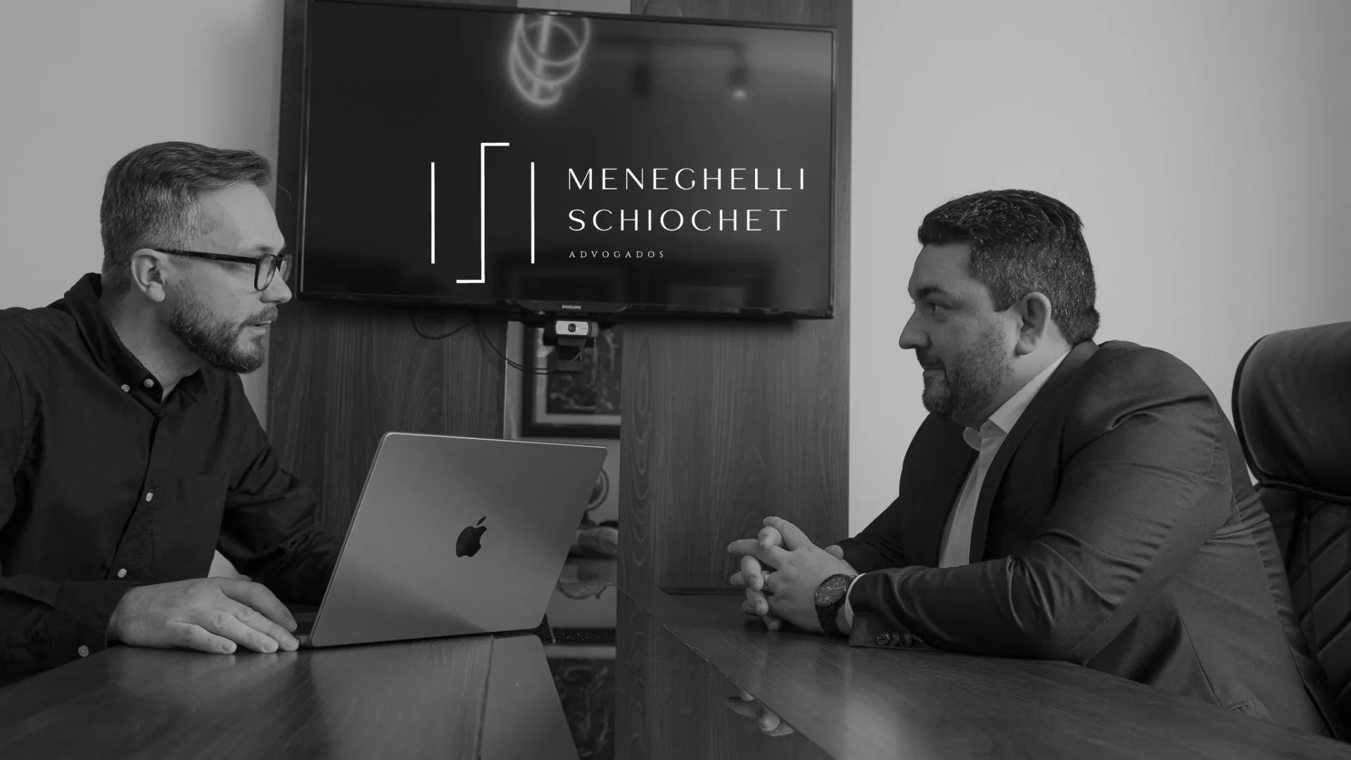 Advogado previdenciario apresenta um planejamento previdenciário estratégico da Advogados MS para um grupo de clientes.