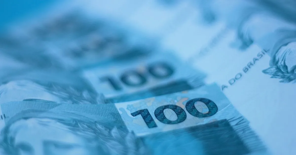 Dinheiro e símbolo médico ilustram a importância do capital de giro para clínica médica e saúde financeira.