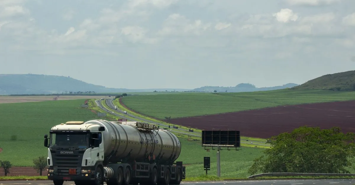 Veículo pesado em estrada após aprovar financiamento de caminhão para trabalhar
