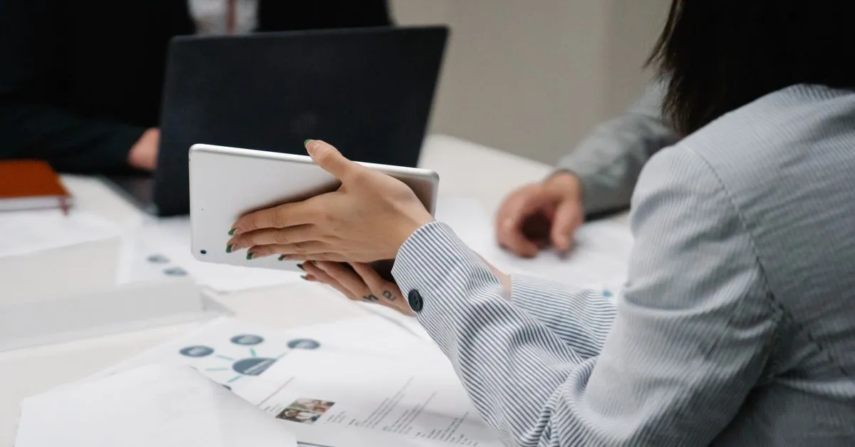 Casal estuda planejamento financeiro e aprende no contrato de empréstimo o que verificar de taxas.
