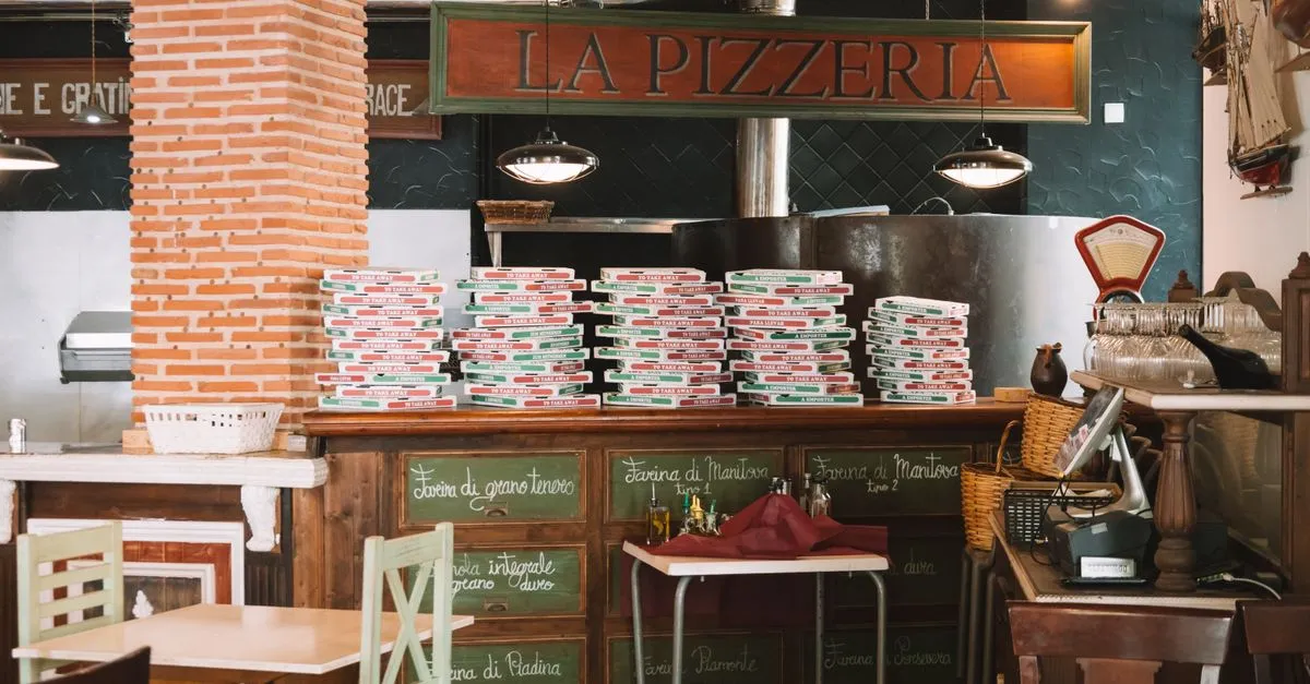 Convidados desfrutando pizza napolitana contemporânea em evento exclusivo, com fornos Nonno Eugenio.