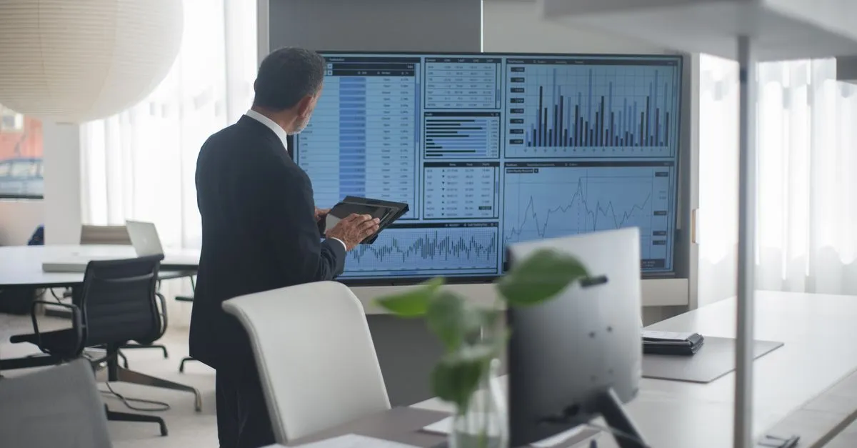 Consultor analisando viabilidade de imóvel financiado como garantia de empréstimo novo.