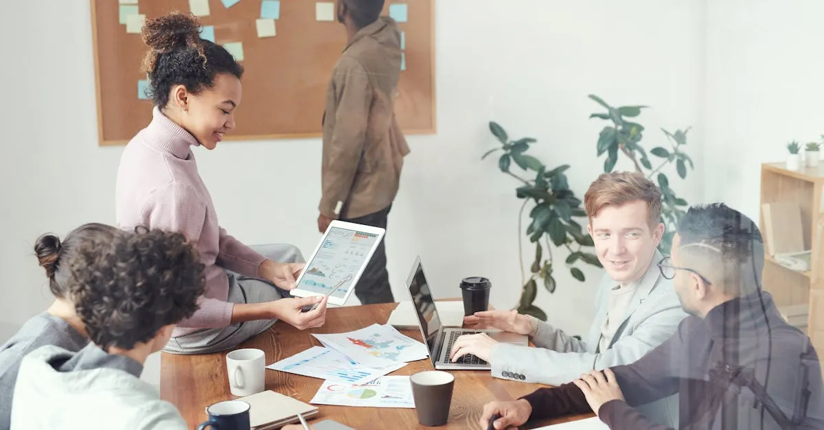 Equipe colaborativa de marketing digital planejando campanhas e conteúdos