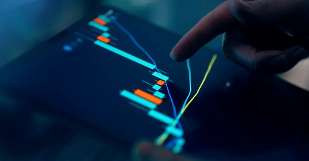 Profissionais colaborando em análise de dados para o futuro sistema financeiro em mesa virtual.