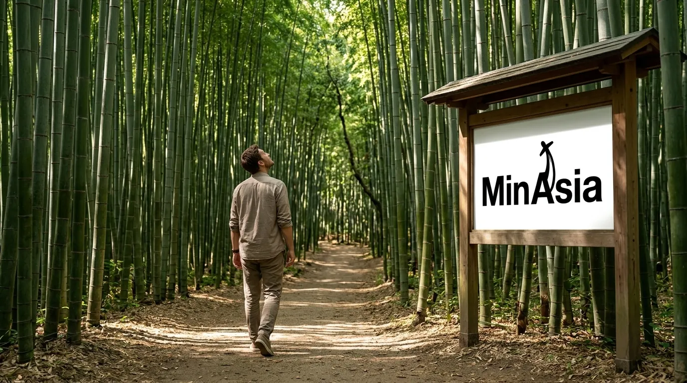 Turista caminhando e admirando os altos bambus na floresta de Arashiyama em Kyoto.
