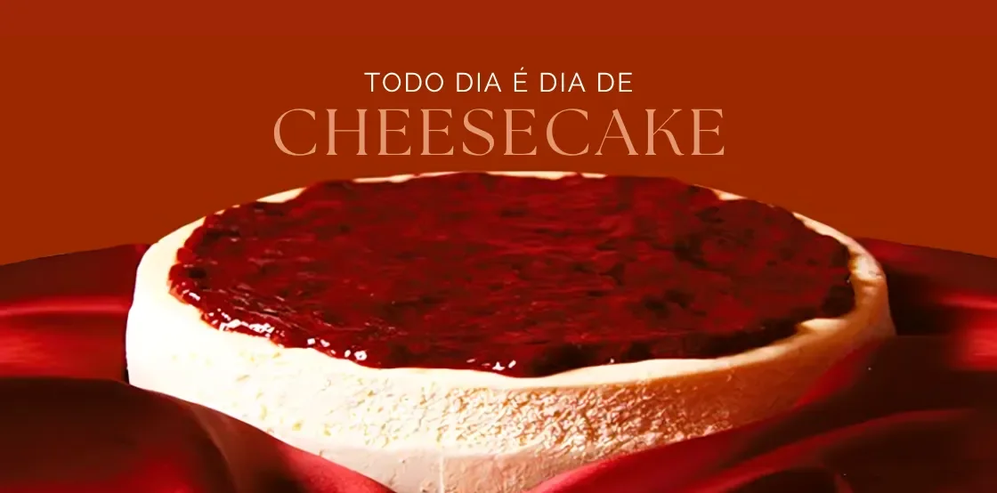Cheesecake de frutas vermelhas vibrante, uma sobremesa dia das mães fresca e deliciosa, com morangos e mirtilos.