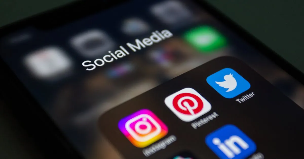 Smartphone exibe anúncio de campanha de marketing digital de sucesso. Como criar uma campanha eficaz de marketing digital para pequenas empresas com anúncios direcionados?