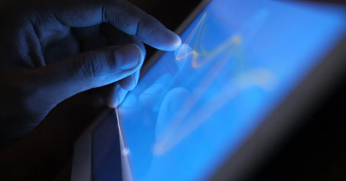 Análise de dados e sinais de mercado com IA. A inteligência artificial é uma ferramenta essencial para identificar oportunidades de crescimento e prospecção.