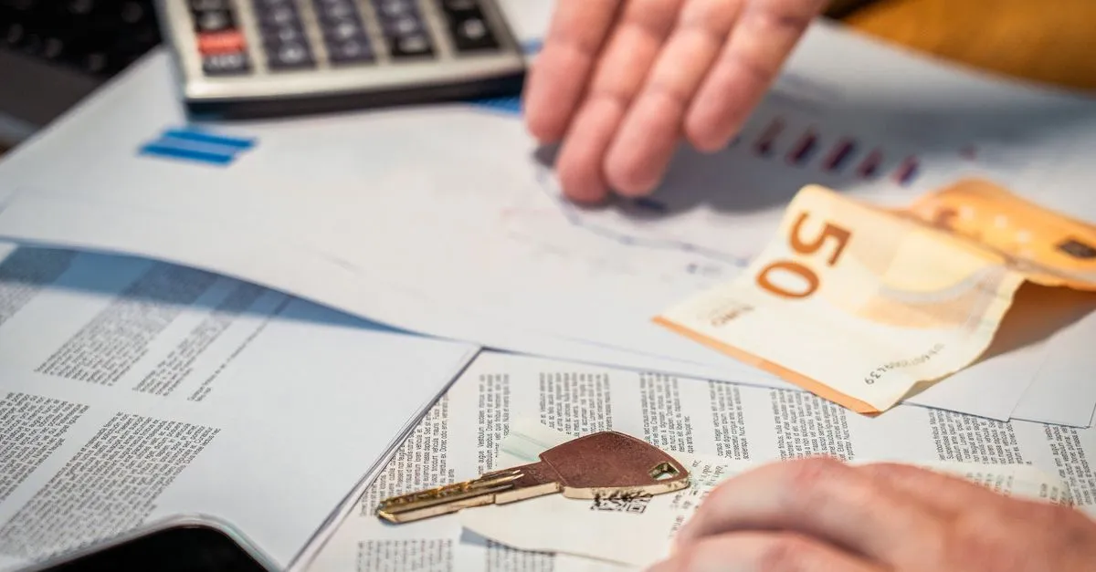 Documentos organizados para comprovar renda no financiamento de automóvel para autônomo.