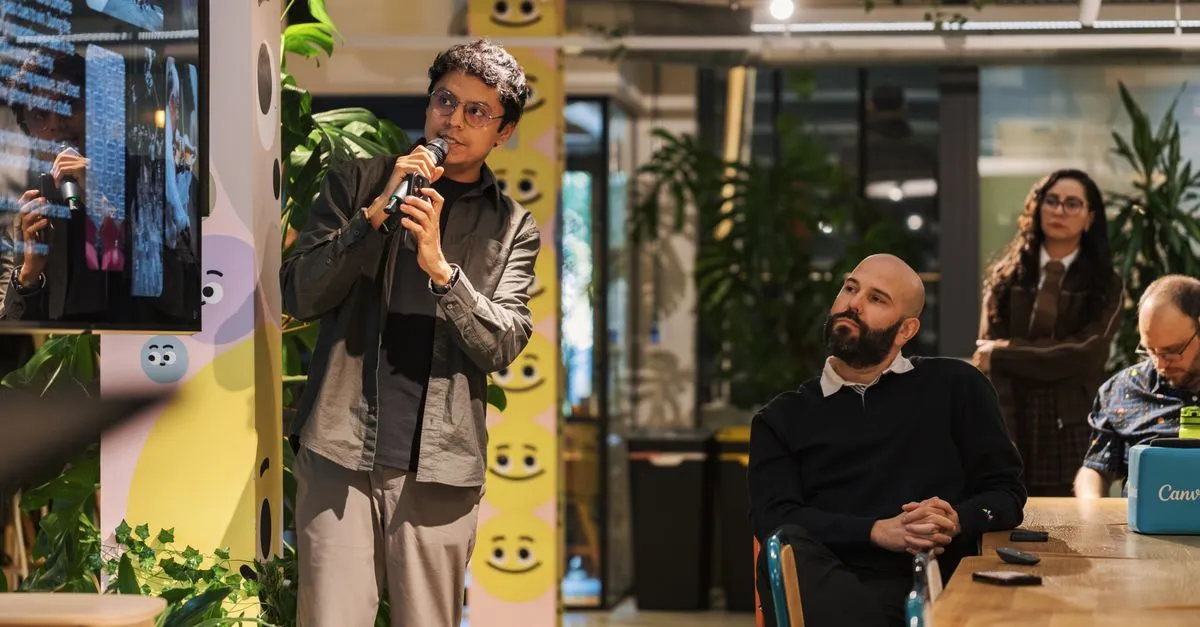 Equipo en una oficina moderna aprendiendo cómo grabar una reunión con tecnología de transcripción automática.