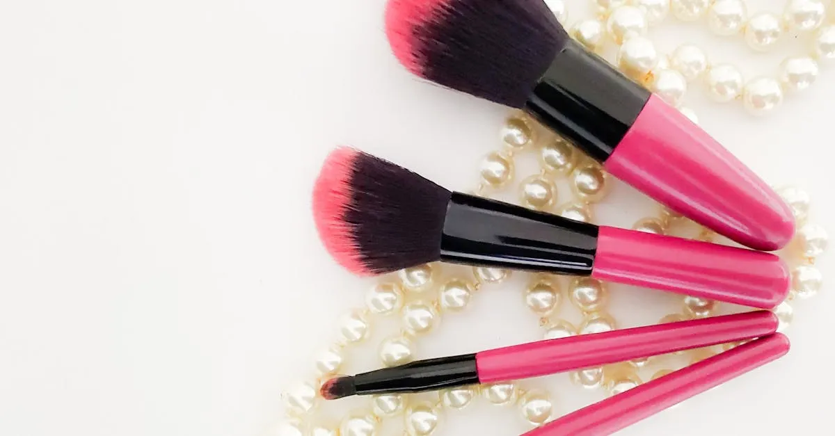 Um colar de pérolas elegante em uma caixa minimalista By Sophi, refletindo o estilo atemporal do acessório favorito carolyn bessette.