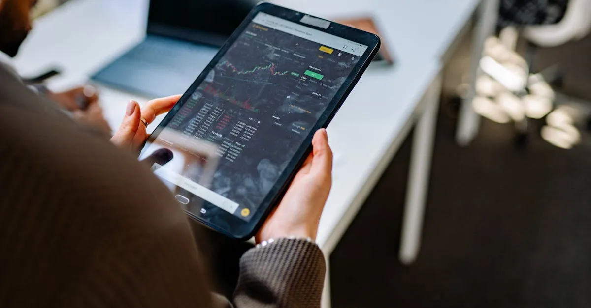 Acesso facilitado a serviços financeiros em tablet, mostrando a praticidade do futuro sistema financeiro.