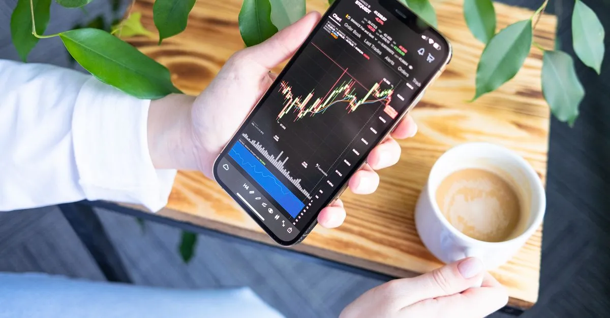Uso de marketing de conteudo para divulgar servicos financeiros por meio de boletins informativos.