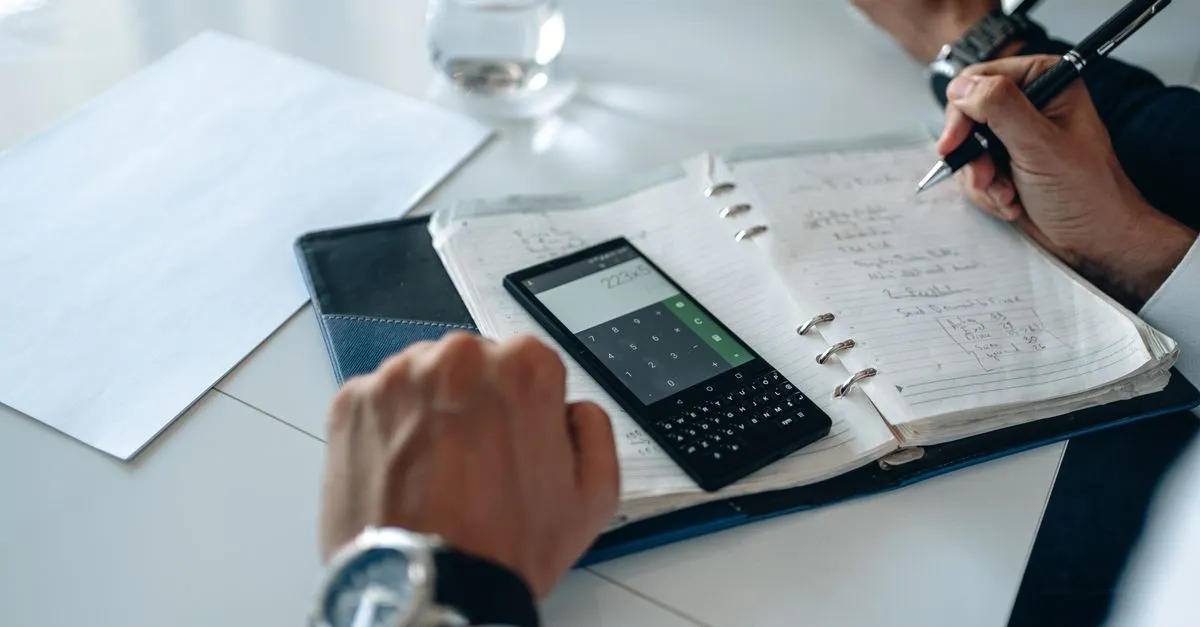Planejamento financeiro detalhado para garantir que a parcela de um empréstimo cabe no orçamento mensal.