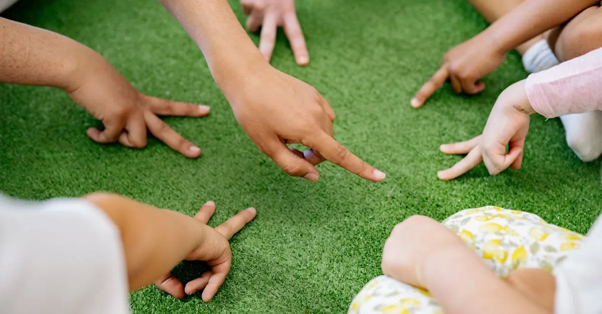 Mãos tocando a textura macia de um tapete sintético ou grama artificial, demonstrando a alta qualidade e conforto.
