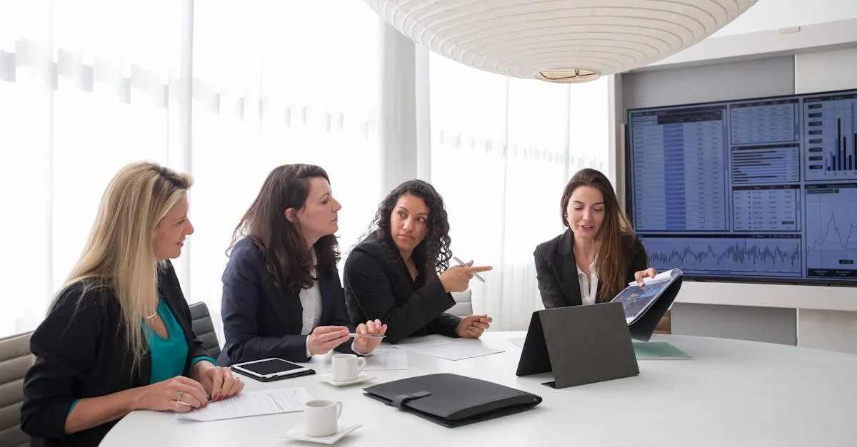 Equipe comercial colaborando com insights de prospecção, aplicando o novo manual de growth para conversas mais eficazes.