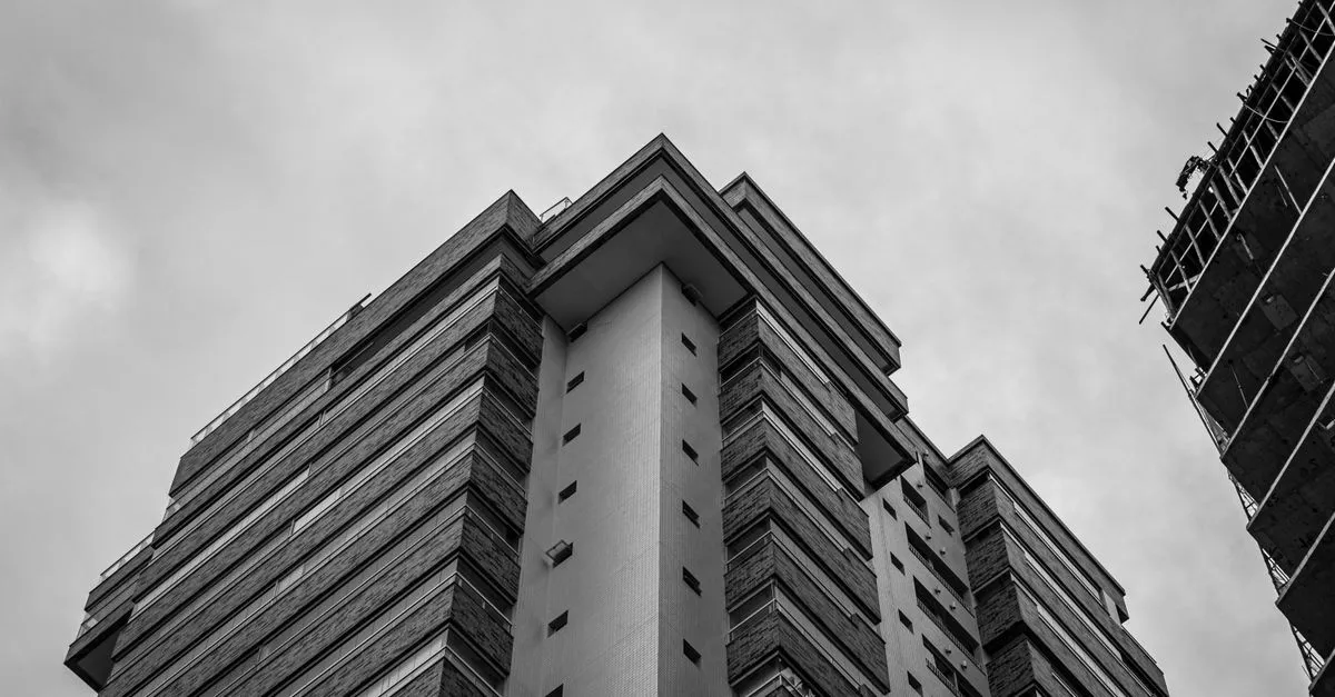 Canteiro de obras de edifício moderno viabilizado por home equity para investimento imobiliário seguro.