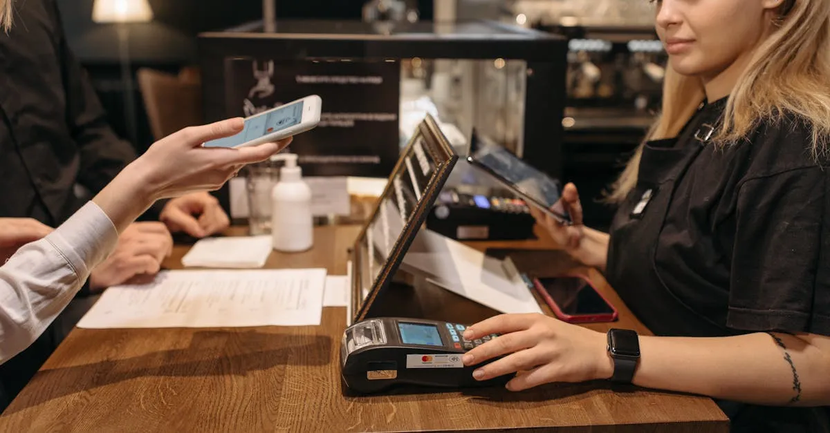 Pessoa analisando finanças no smartphone, refletindo sobre o custo de vida e a inflação na era digital tecnologia.