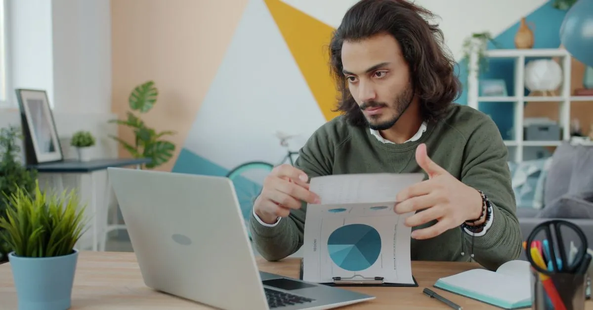 Consultor avaliando documentos para refinanciamento de caminhão junto ao motorista autônomo