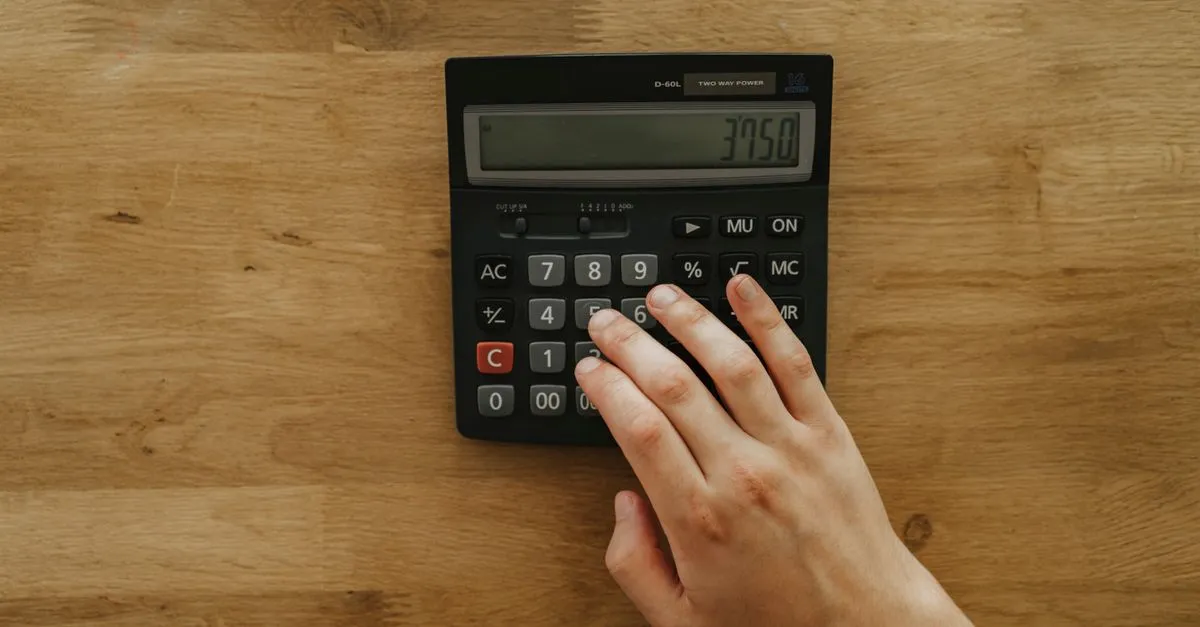 Calculadora e planilha detalhando custos e taxas do empréstimo Pix no cartão de crédito.