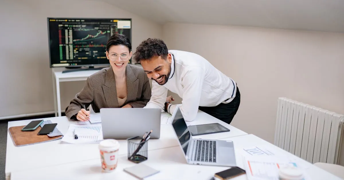 Colaboradores em um escritório moderno utilizando um software de compliance para gerenciar métricas e dados em tempo real.