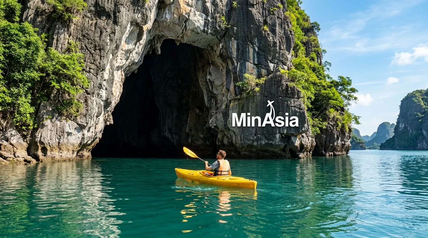 Passeio de caiaque pelas águas tranquilas próximas às cavernas na Baía de Halong.