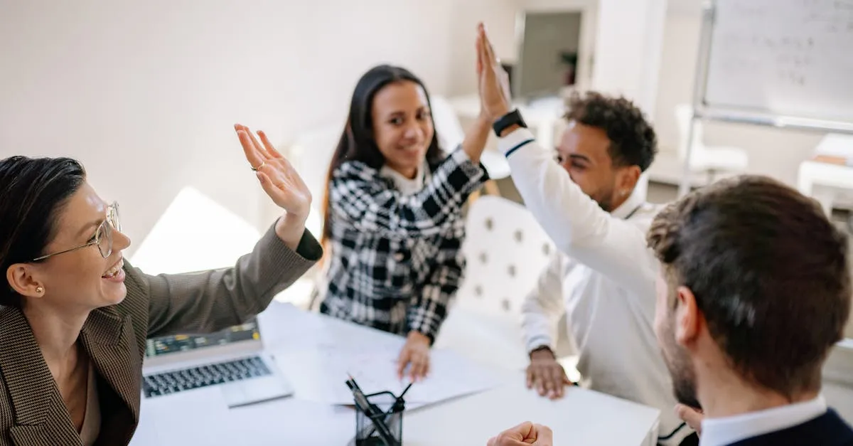 Equipe de vendas utilizando inteligência de mercado para fechar negócios, evitando o ponto cego corporativa.