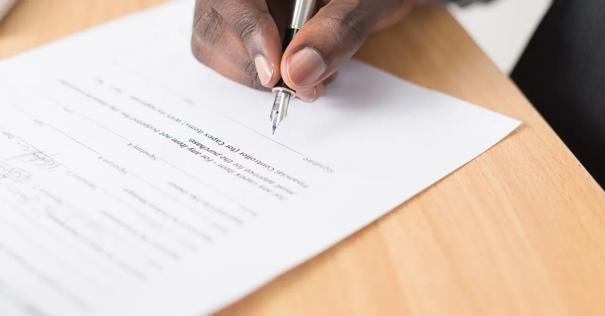 Assinatura de contrato de refinanciamento de veículo para captar recursos para empresa.
