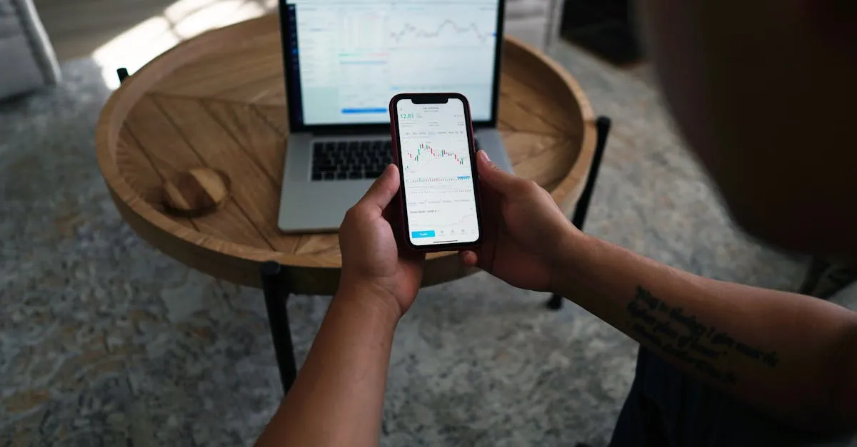 Pessoa utilizando o celular para analisar opções de produtos financeiros e programas de afiliados
