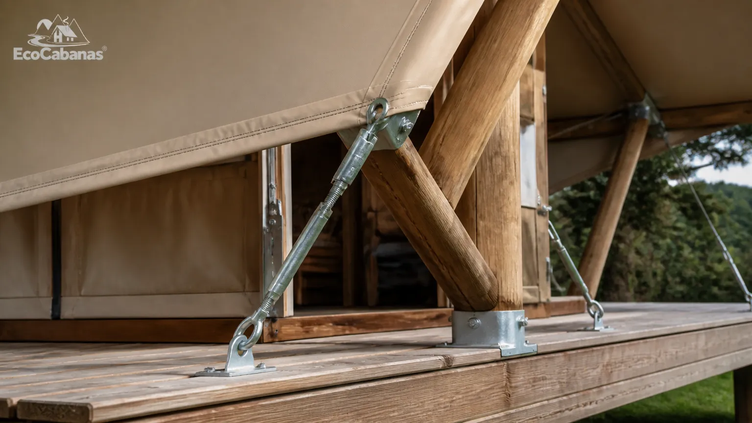 Detalhes de montagem da tenda glamping destacando lona tensionada e vigas de madeira