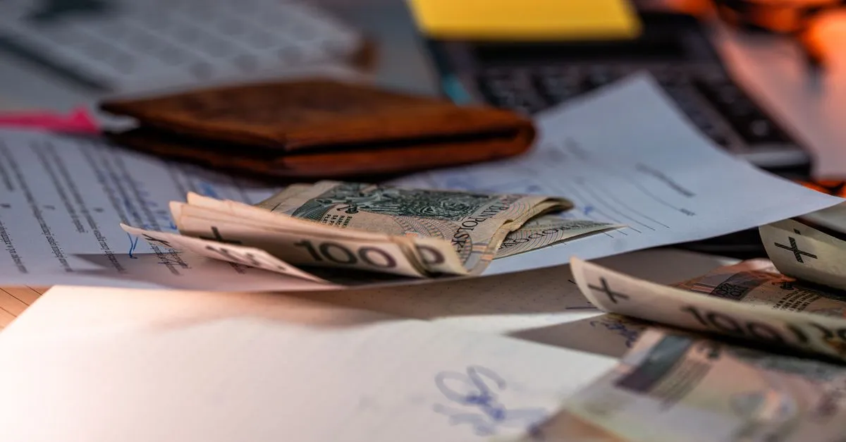 Ponte com símbolos financeiros conecta problema à solução, ilustrando crédito para regularizar imóvel.