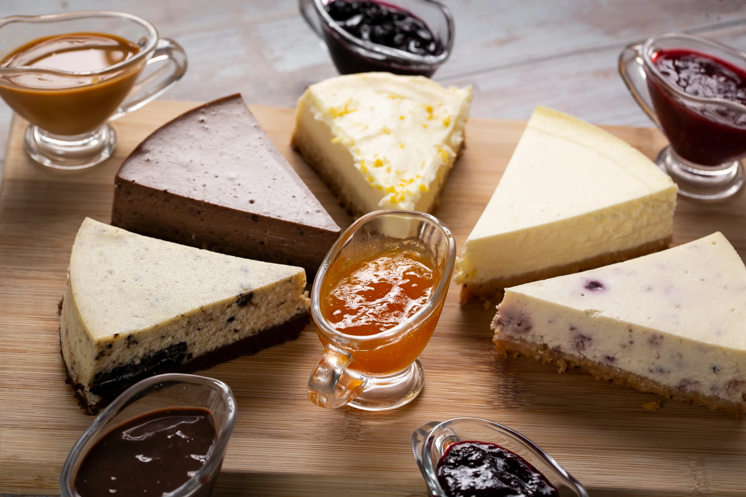 Variedade de cheesecakes gourmet, uma seleção perfeita de sobremesa dia das mães para encantar e celebrar com sabor.