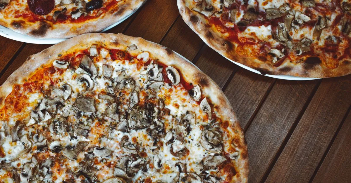 Pizza artesanal crocante com borda alvéolada servida em rodízio de pizza para eventos corporativos e sociais.